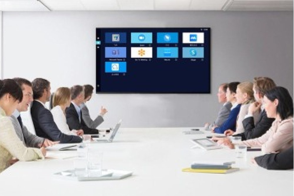 Salle de réunion équipée d’un écran de conférence